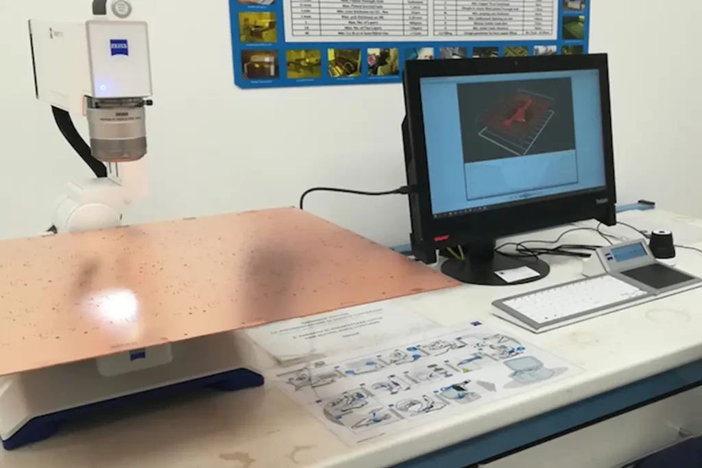 Immagine al monitor di un foro laser in fase di ispezione con microscopio 3D